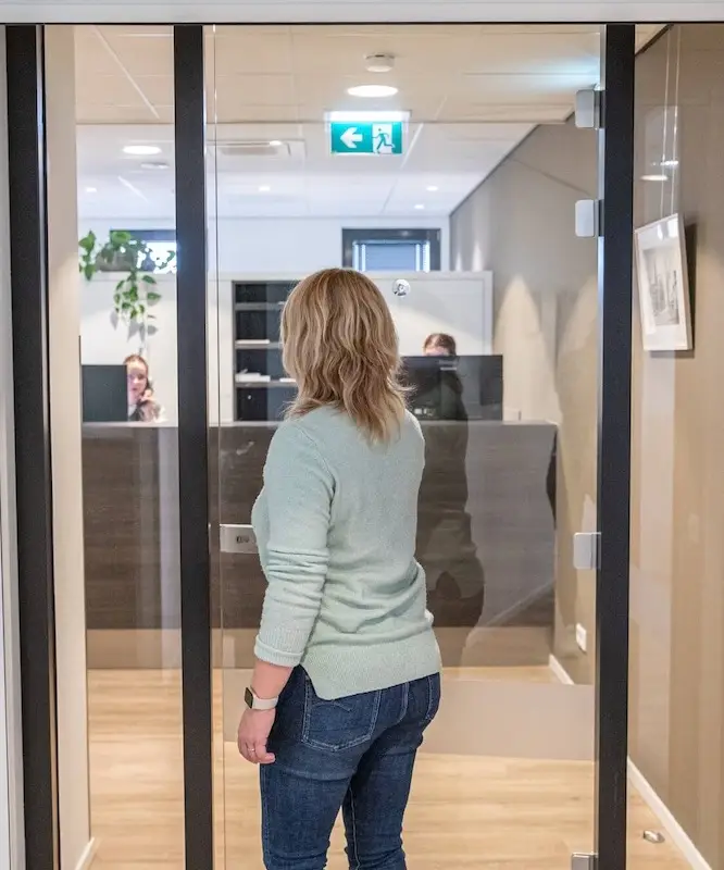 Cliënt bij de ingang van LocalPure Clinics in Udenhout