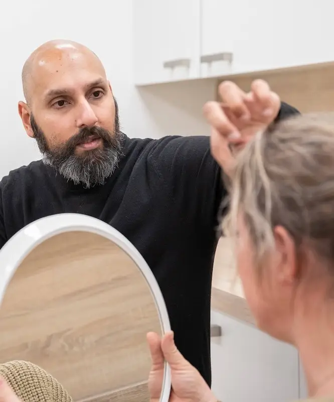 Arts zet fillers bij een cliënt in de behandelruimte van LocalPure Clinics