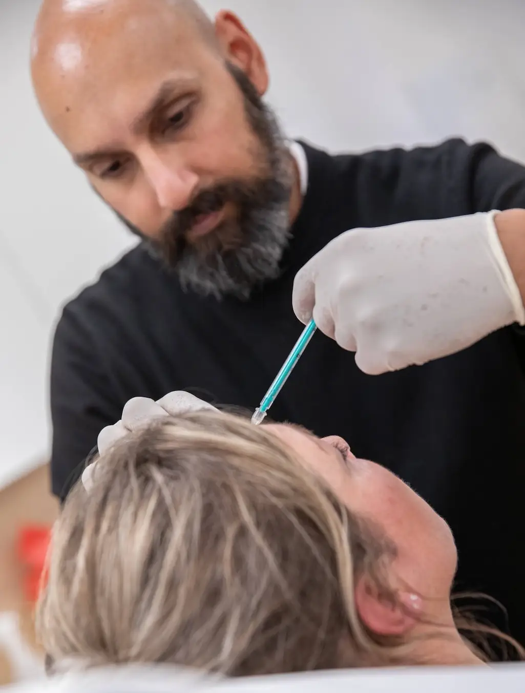 Arts van LocalPure Clinics zet een injectie bij een cliënt in Udenhout